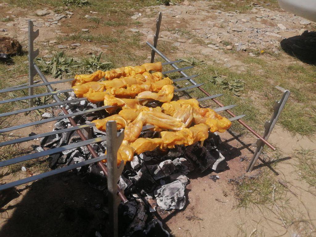 تصویر منقل کم حجم حیران با غلاف پلاستیکی سوخت و لوازم آتش
